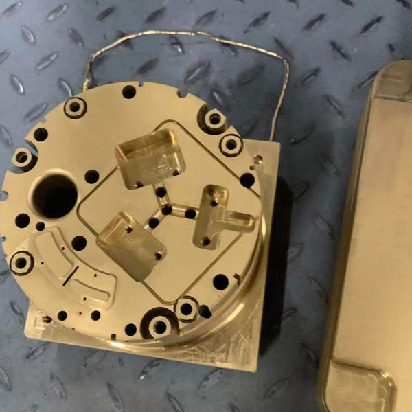 镀钛厂_镀钛加工_模具镀钛_刀具涂层_真空镀钛