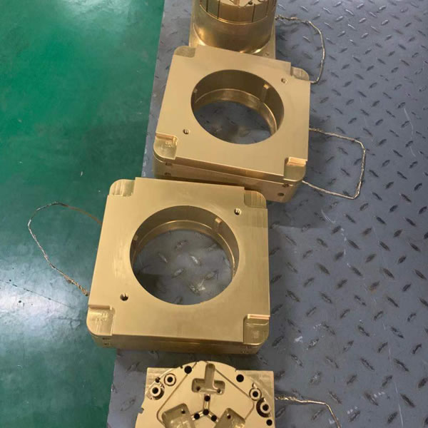 镀钛厂_镀钛加工_模具镀钛_刀具涂层_真空镀钛